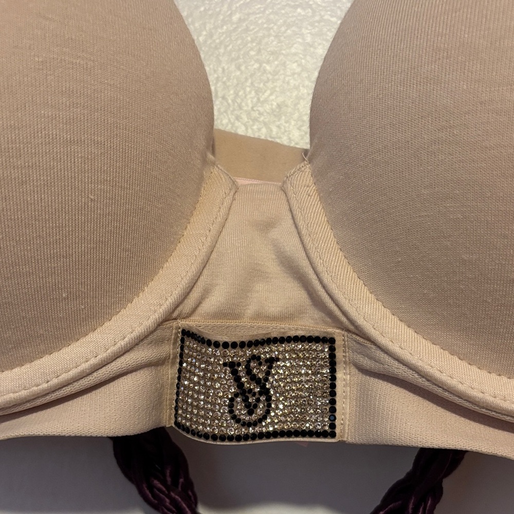 Victoria's Secret Cream Push-Up Bra. - Picture 2 of 10
